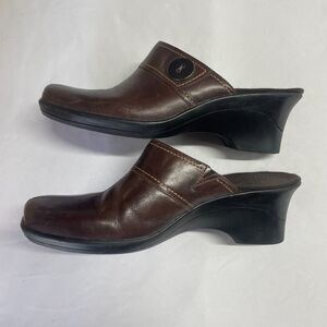 Y2K Clarks Leather Mule Clogs Womens 8M Brown Comfort Slip On 2.5” Heel Shoes